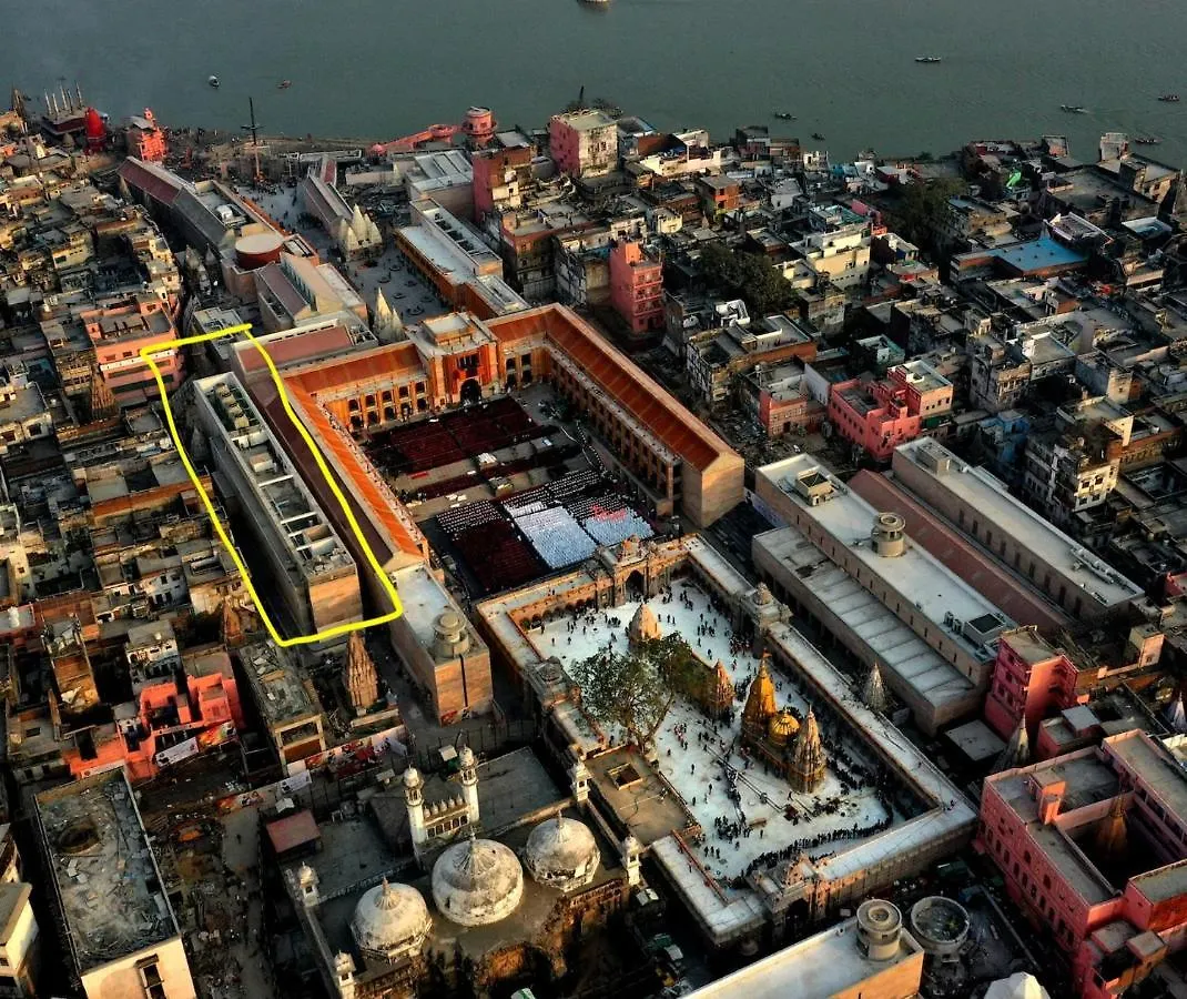 Southern Grand Kashi - Inside Kashi Vishwanath Temple Corridor فاراناسي 0*,  الهند